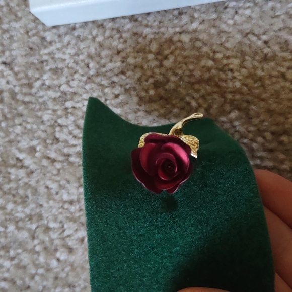 Giovanni Jewelry rose pin - Picture 3 of 6
